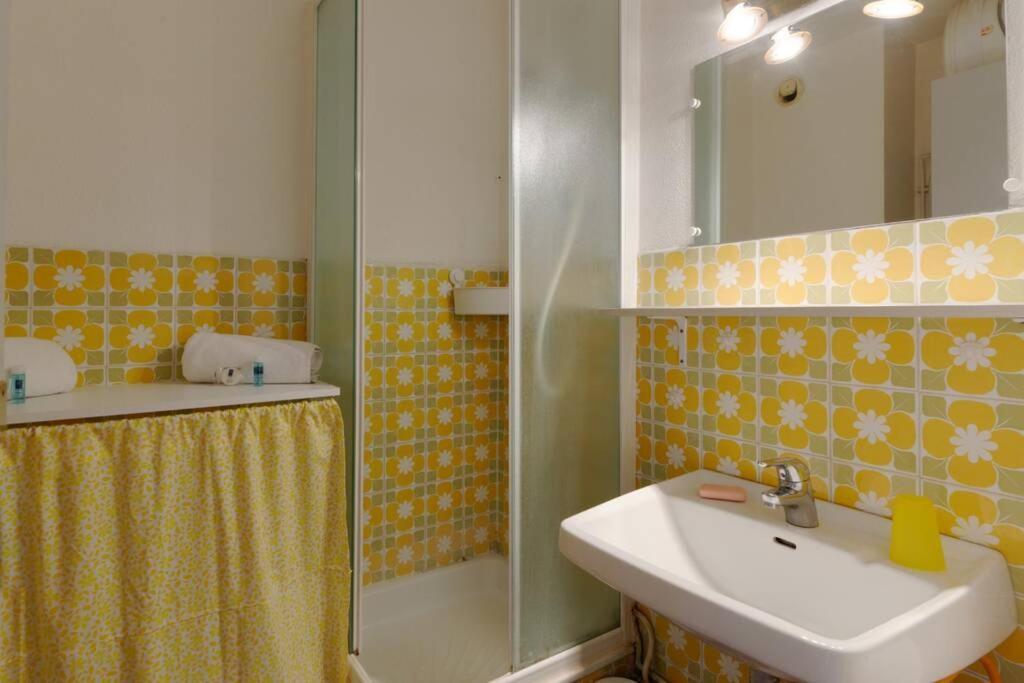 Апартаменты St-Cyr - Studio Avec Balcon, Vue Mer Et Proche Plage Сен-Сир-сюр-Мер Экстерьер фото